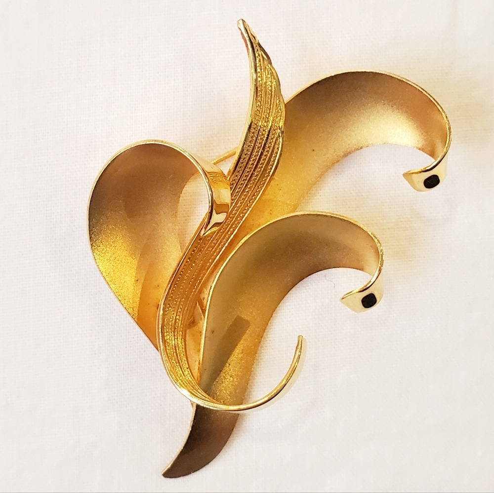 Elegant Matte Gold Curled Leaves Brooch Detailed Ribbed Design Modernist Regency